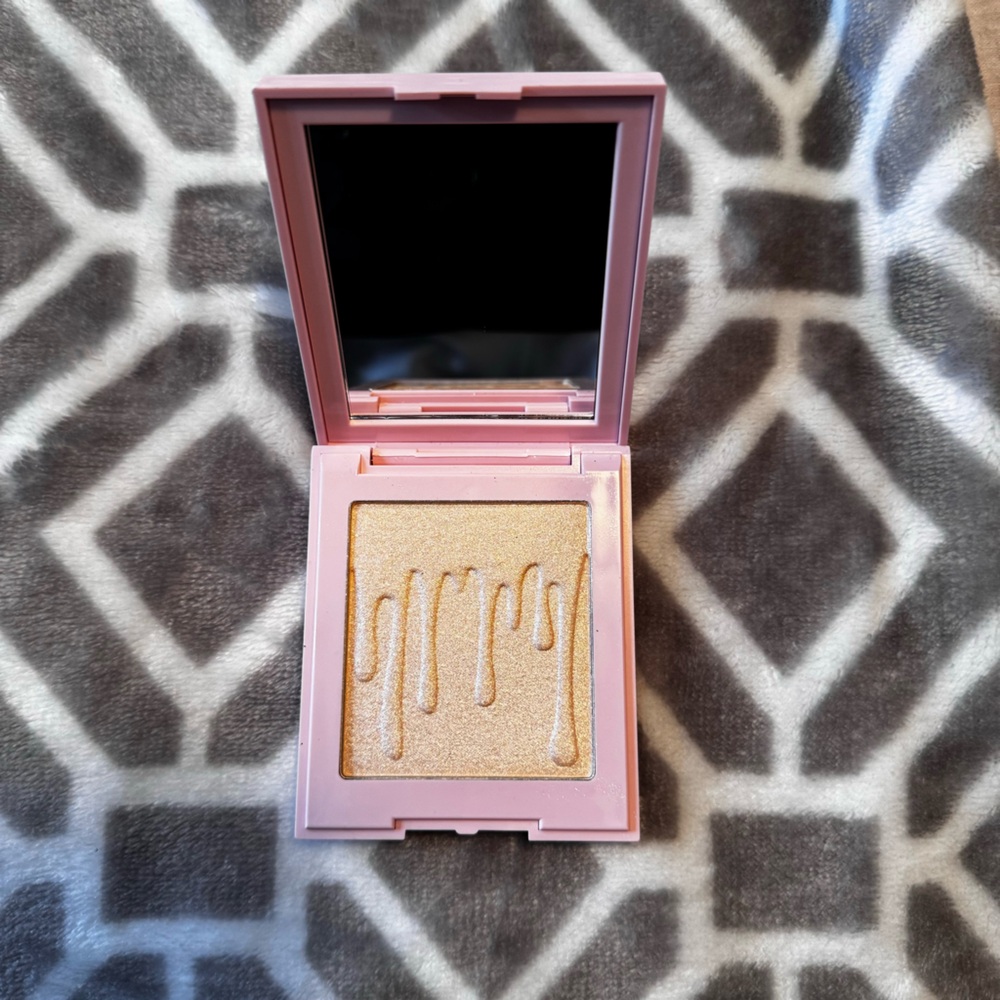 KYLIE COSMETICS Highlighter